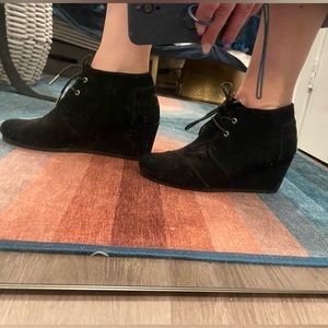 TOMS Desert Black Suede Wedges Booties Lace Up Shoes Size 9 wide